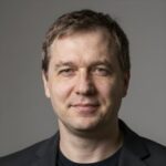 Улыбающийся клиент Rsvsetin делится честным отзывом о прозрачных условиях слотов с бонусом 10 за 100